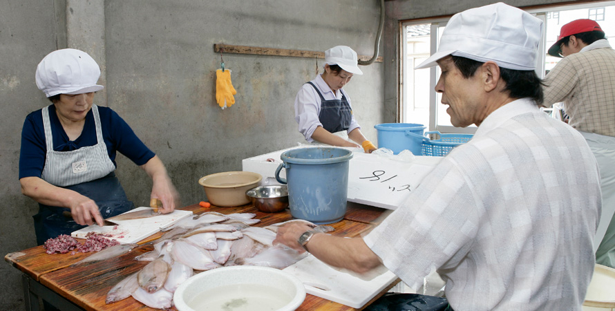 厳選された魚だけをさばきます。